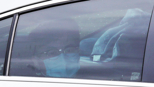 굳은 표정으로 수사심의위 출석하는 한동훈 검사장    한동훈 검사장이 24일 오후 서울 서초구 대검찰청에서 열린 '검언유착' 의혹 사건 수사심의위원회에 출석하기 위해 차를 타고 지하주차장으로 들어가고 있다. 연합